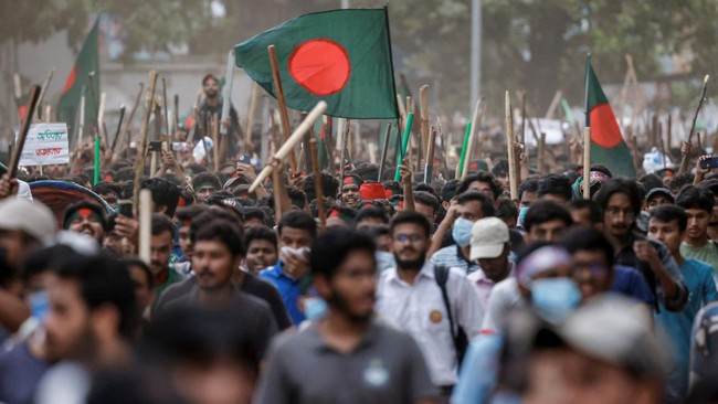 Sinyal Mendukung dari Militer untuk Demonstran yang Menuntut Pengunduran Diri Perdana Menteri Bangladesh