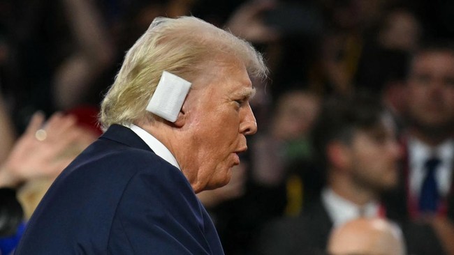 Donald Trump mengaku tak mendapatkan peringatan apa pun sebelum ia ditembak saat pidato Sabtu (13/7) lalu.