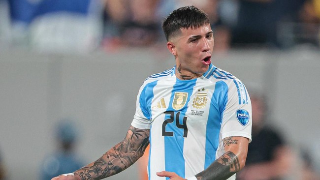 Akun Instagram pemain Argentina Enzo Fernandez digeruduk netizen usai video perayaan juara Copa America 2024 viral di media sosial.