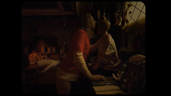 Artikel ini mengandung spoiler. Sutradara buka suara soal boneka Longlegs yang berperan dalam pembunuhan berantai di film terbarunya.