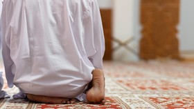 Posisi Kaki Duduk di Antara Dua Sujud dan Bacaan Doanya