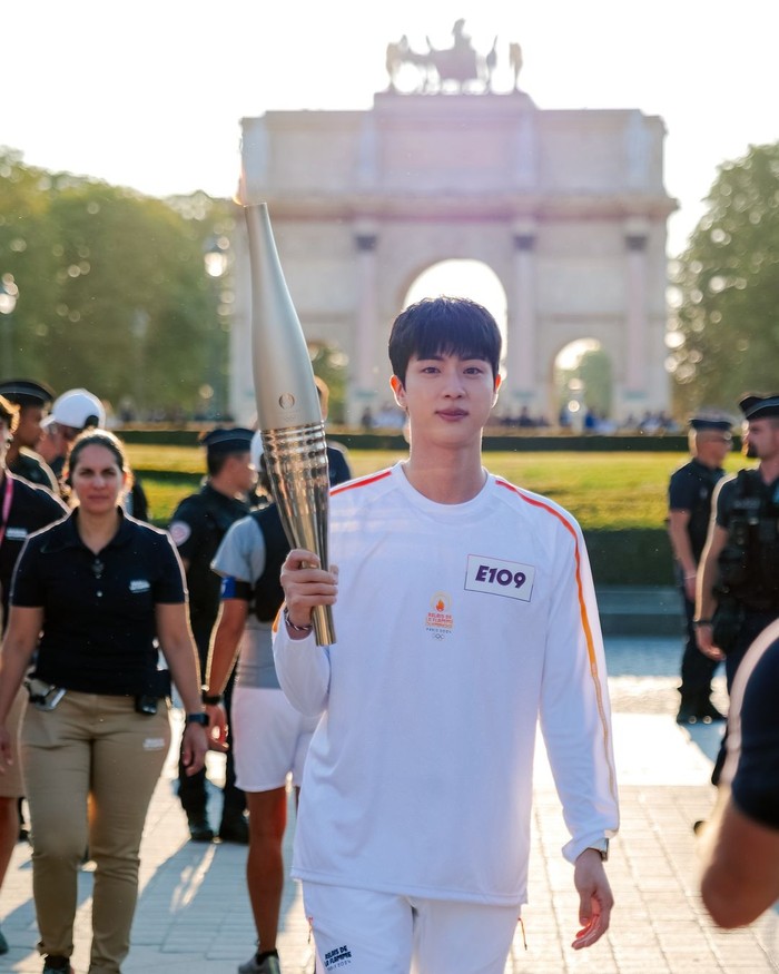 Jin BTS lagi-lagi membuat penggemar bangga. Kali ini, ia dipilih untuk mewakili Korea Selatan sebagai torch bearer (pembawa obor) Olimpiade Paris 2024. Meski sempat merasa gugup, ARMY setuju bahwa ia mengemban tugasnya dengan baik. / Foto: x.com/Paris2024