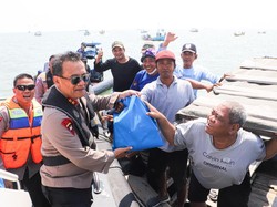 Naik Kapal Polisi, Kapolda Jateng Bagikan Bansos ke Nelayan di Tengah Laut