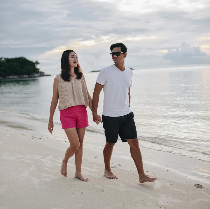 <p>Awalnya, Surya merasa minder untuk menikahi Tyara yang kala itu diketahui berprofesi sebagai pramugari. Surya merasa tidak yakin bisa menghidupi keluarganya. (Foto: Instagram @suryainsomnia)</p>