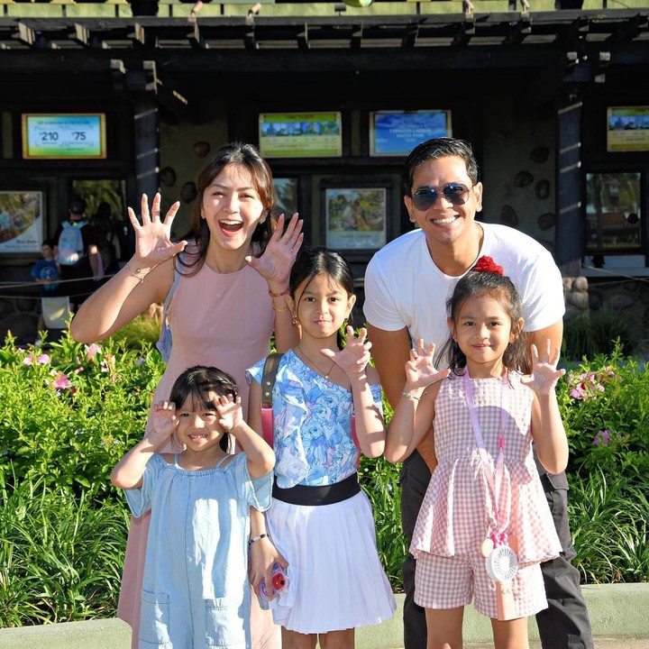 <p>Meski begitu, Surya tetap berusaha hingga akhirnya mantap menikahi Tyara. Kini, mereka hidup bahagia bersama tiga orang anak yaitu Millian, Milena, dan Milaya. (Foto: Instagram @suryainsomnia)</p>