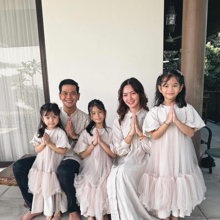 <p>Meski begitu, Surya tetap berusaha hingga akhirnya mantap menikahi Tyara. Kini, mereka sudah dikaruniai tiga orang anak perempuan. (Foto: Instagram @suryainsomnia)</p>