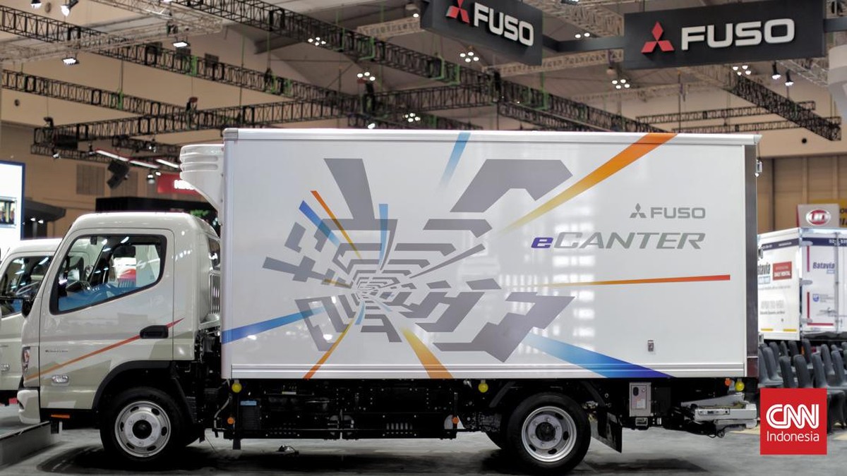 FOTO: Truk Listrik Fuso eCanter Sudah Bisa Dibeli