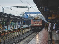Asyik Ngonten, Pasutri Terjun ke Jurang 27 Meter gegara Kaget Ada Kereta