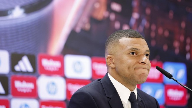 Kylian Mbappe mengejutkan para jurnalis dengan menggunakan bahasa Spanyol secara fasih saat diperkenalkan sebagai pemain baru Real Madrid.