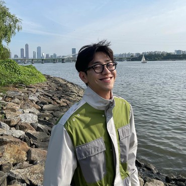 Nggak Sengaja, Nam Yoon Su Klarifikasi Usai Repost Konten Dewasa di Instagram