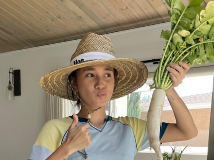 7 Potret Niki Zefanya Berkebun di Pekarangan Rumah, Panen Jeruk hingga Kentang