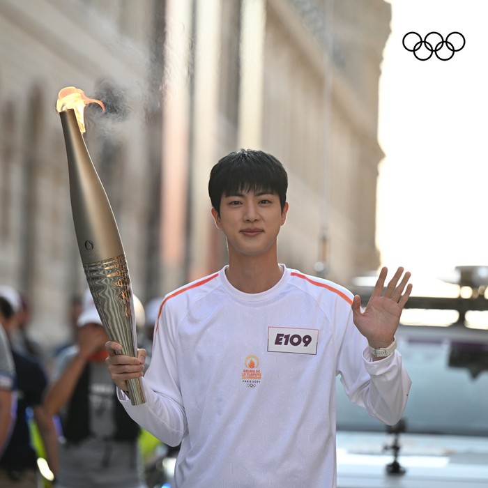 Pada Senin, (15/07), Jin menyapa ARMY melalui siaran langsung di Weverse. Dalam live streaming itu, idol K-Pop ini mengungkapkan bahwa ia menerima hadiah berupa “Heart of the Torch” atas partisipasinya dalam Olimpiade Paris 2024. / Foto: x.com/Olympic