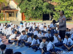Polres Lamongan Beri Edukasi Bahaya Narkoba hingga Bullying pada Siswa Baru