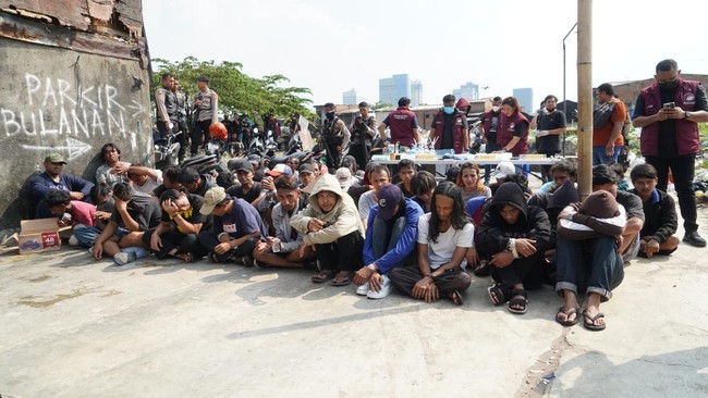 Kepolisian menangkap 31 orang nan positif mengonsumsi narkoba jenis sabu di Kampung Narkoba Boncos, Palmerah, Jakarta Barat.