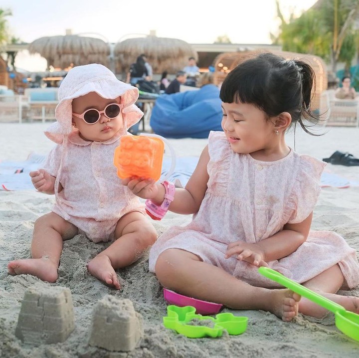 <p>Banyak netizen yang turut memberikan doa terbaiknya untuk Azura nih, Bunda. Mereka berharap agar si bungsu selalu diberikan kesehatan dan kecerdasan. (Foto: Instagram: @attahalilintar)</p>