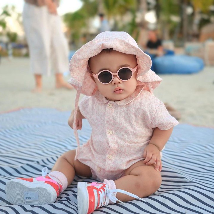<p>Pada bulan September ini, Azura sudah genap berusia 10 bulan, lho. Sosoknya pun semakin membuat netizen gemas. (Foto: Instagram: @attahalilintar)</p>