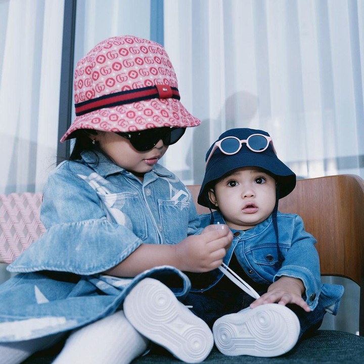 <p>Tidak hanya putri sulungnya, Ameena, anak kedua Aurel dan Atta turut menarik perhatian netizen. Gadis yang diberi nama Azura Humaira Nur Atta ini lahir pada 11 November 2023. (Foto: Instagram: @attahalilintar)</p>