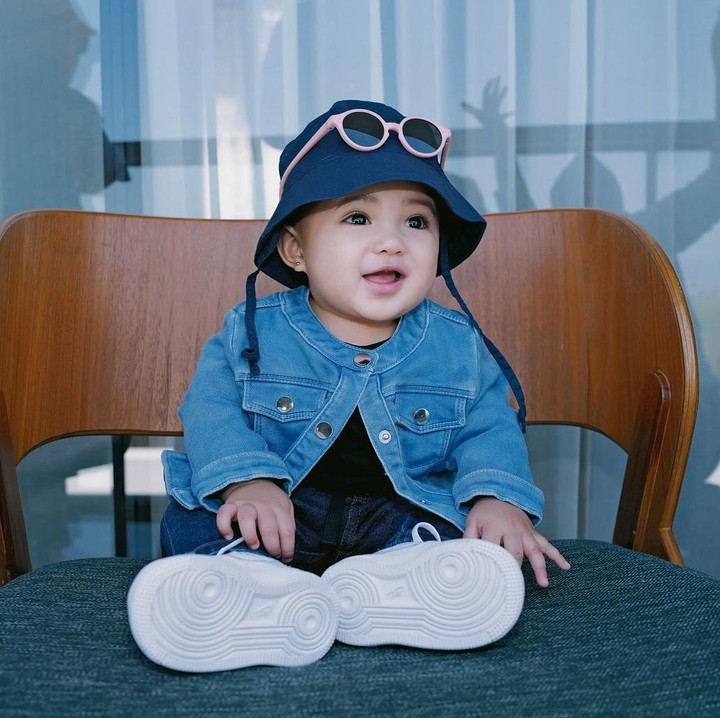 <p>"<em>MasyaAllah</em> sehat selalu ya adek Azura. Tumbuh besar, jadi anak salihah yang cerdas, cantik, dan membanggakan Papa Mama," ujar seorang netizen. "<em>MasyaAllah</em>, sehat selalu anak cantik," papar netizen lainnya. (Foto: Instagram: @attahalilintar)</p>