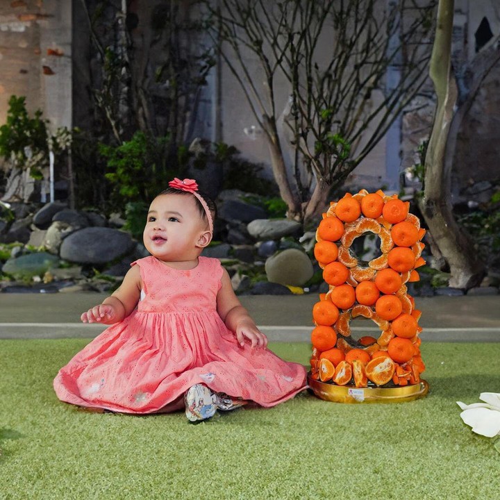 <p>Pada 11 Juli kemarin, Azura baru saja genap berusia delapan bulan. Ia pun melakukan sesi foto dengan buah jeruk yang dirangkai menyurapi angka delapan. (Foto: Instagram: @azuraatta)</p>