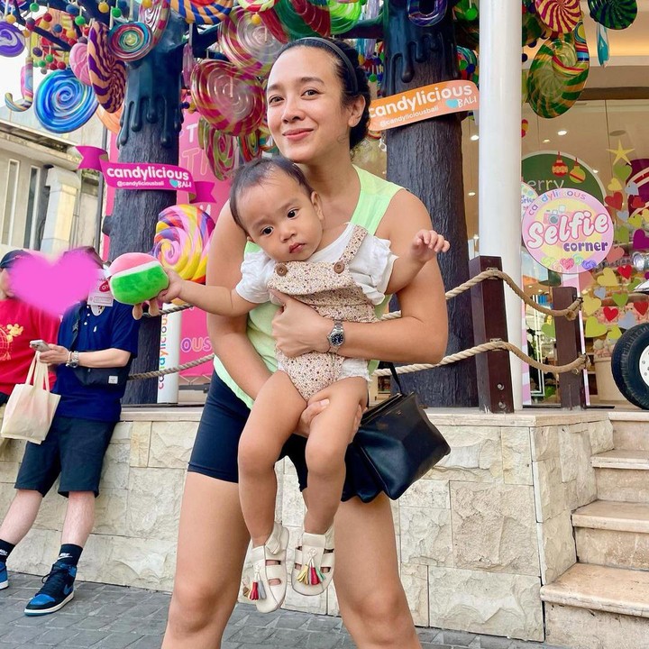 <p>Seiring dengan bertambahnya usia, ternyata Sanne semakin tidak nyaman digendong. Dea bahkan menyebut Sanne sudah sulit untuk diajak berpose bersama. "<em>Huwow</em>, Sanne Chan mulai susah diajak foto," tuturnya menyisipkan emotikon tertawa. (Foto: Instagram: @dea_ananda)</p>