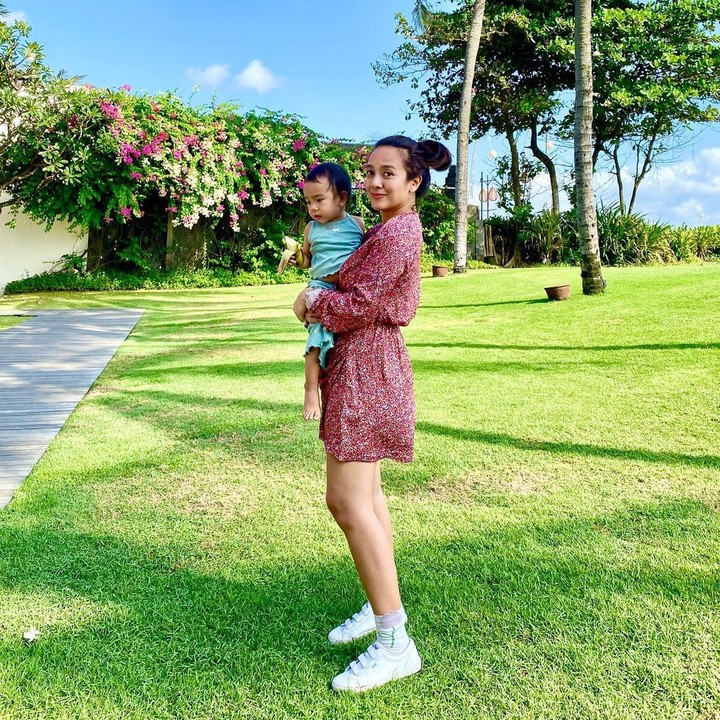 <p>"(Umur) 38 rasa 29. Bahagis selalu idola masa kecil kami," ujar seorang netizen dengan emotikon hati. "Semoga sehat selalu dan bahagia selalu bersama keluarga kecilnya," kata netizen lainnya. (Foto: Instagram: @dea_ananda)</p>