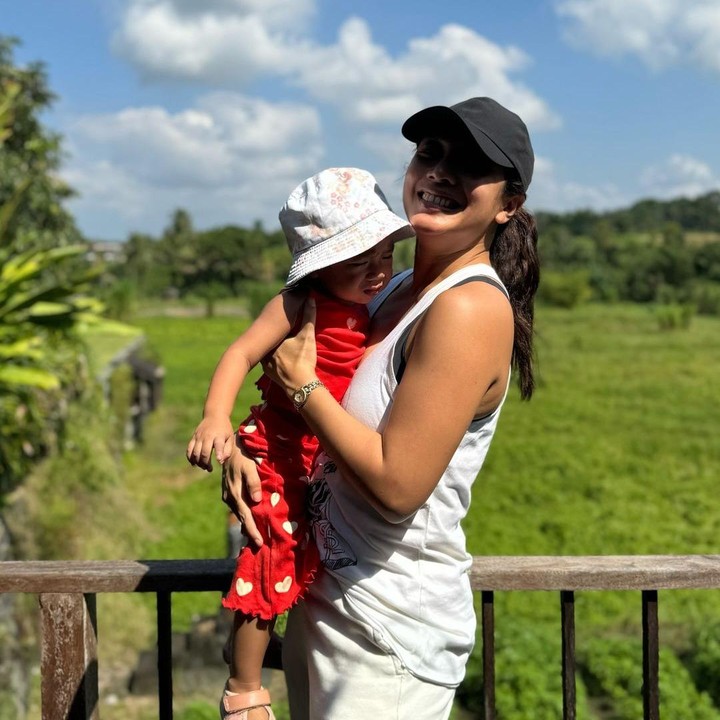 <p>Melihat dari laman Instagram-nya, Dea terlihat selalu berada di sisi Sanne, Bunda. Ia juga tidak keberatan jika harus selalu memangku maupun menggendong sang putri. (Foto: Instagram: @dea_ananda)</p>