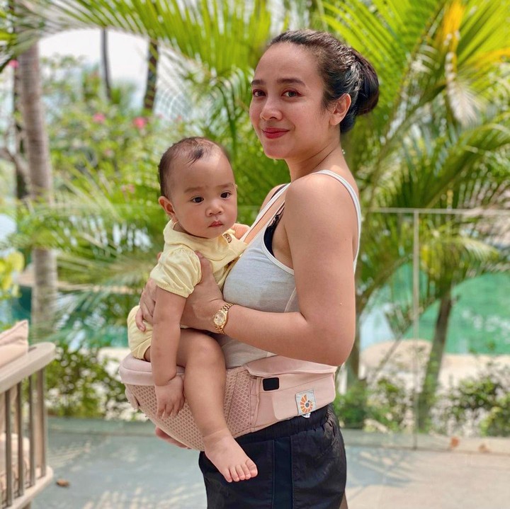 <p>Tidak hanya memuji gaya Dea, banyak juga netizen yang menyebut perempuan 38 tahun ini semakin terlihat awet muda. Banyak yang mendoakan agar Dea selalu diberikan kesehatan, Bunda. (Foto: Instagram: @dea_ananda)</p>