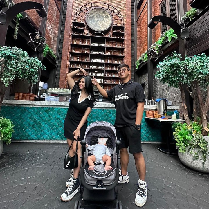 <p>Artis cantik Adinda Azani menikah dengan Armand Zachary pada tahun 2022, Bunda. Kebahagiaan keduanya pun bertambah dengan kehadiran seorang putra tampan. (Foto: Instagram: @dindazani)</p>