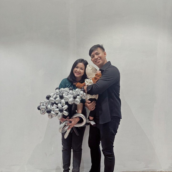 <p>Sejak melahirkan, wajah Arthur tidak pernah diperlihatkan ke publik, Bunda. Bukan tanpa alasan, kedua orang tuanya masih menyembunyikan wajahnya hingga saat ini. (Foto: Instagram: @dindazani)</p>