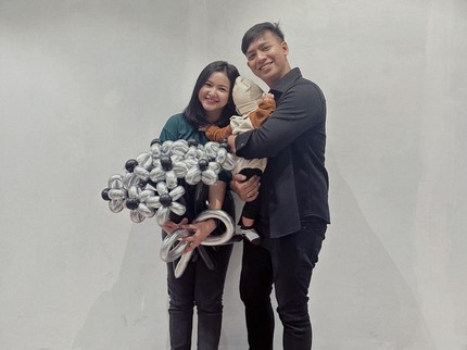 7 Potret Adinda Azani & Suami Momong Anak yang Wajahnya Masih Disembunyikan