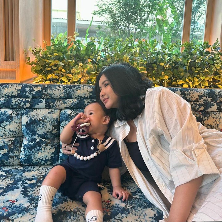 <p>Banyak netizen yang dibuat gemas dengan kekompakan keduanya, Bunda. Tidak sedikit yang mendoakan agar Adinda dan Armand selalu diberi kebahagiaan. (Foto: Instagram: @dindazani)</p>