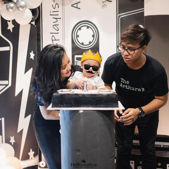 <p>Meski begitu, Adinda dan suami sering membagikan momen bersama sang putra. Salah satunya adalah kala perayaan ulang tahun pertama Arthur. (Foto: Instagram: @dindazani)</p>