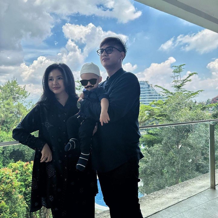 <p>"Semoga langgeng terus sampai maut memisahkan. Cocok banget dua-duanya terlihat<em> positive vibes</em> banget," kata seorang netizen. "Semoga langgeng sampai tua," doa netizen lainnya dengan emotikon hati. (Foto: Instagram: @dindazani)</p>