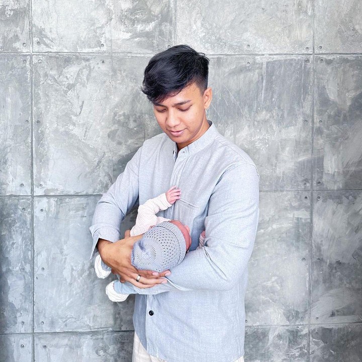 <p>Melihat dari laman Instagram-nya, Adinda juga selalu kompak ketika momong Si Kecil. Armand bergantian dengan sang istri saat mengurus bayinya.  (Foto: Instagram: @dindazani)</p>