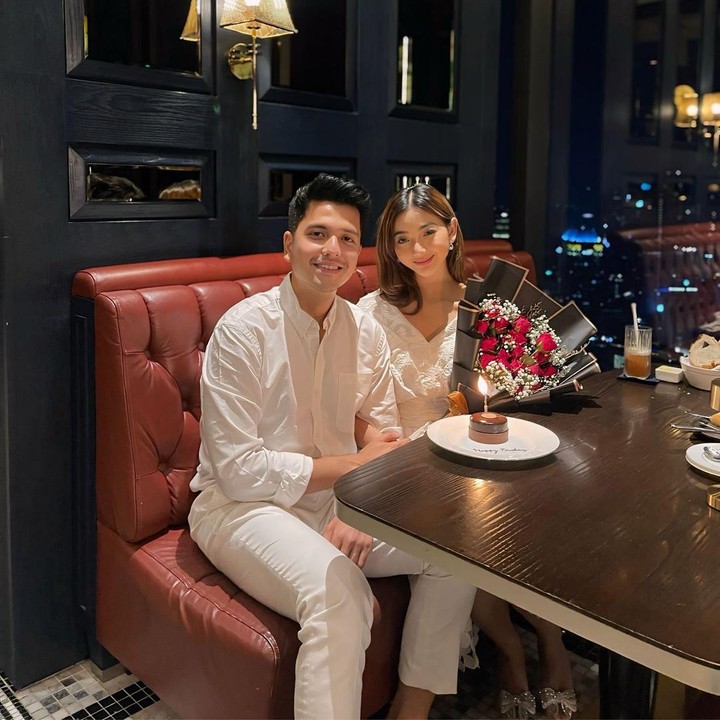 <p>Melihat dari laman Instagram, Glenca terlihat merayakan hari ulang tahunnya dengan makan malam romantis bersama sang suami. Keduanya terlihat serasi mengenakan pakaian serba putih. (Foto: Instagram: @rendijhonpratama)</p>
