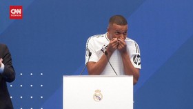 VIDEO: Mbappe Cium Logo Real Madrid di Depan Puluhan Ribu Fans