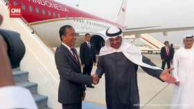 VIDEO: Tiba di UEA, Jokowi Disambut Presiden MBZ Sambut di Bandara