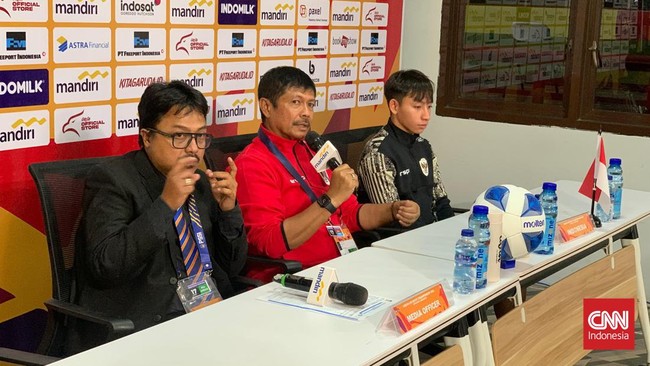 Indra Sjafri mengaku memeluk asisten pelatih Eko Purjianto usai dua bek Timnas Indonesia U-19 mencetak tiga gol ke gawang Filipina di Piala AFF U-19 2024.