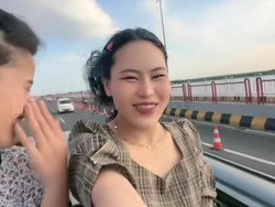 Viral Seleb TikTok Bikin Konten dari Sunroof Mobil di Suramadu