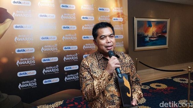 Pemerintah Kabupaten (Pemkab) Karawang menerima penghargaan dalam Anugerah detikJabar Awards 2024 dengan kategori Akselerator Transformasi Digital.