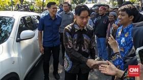 Warga Dapat Sembako Logo Mangkunegaran Usai Kunjungan Gibran-Bhre