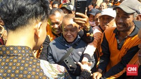 Paripurna Pengunduran Diri di DPRD Solo, Gibran Disambut Massa Relawan