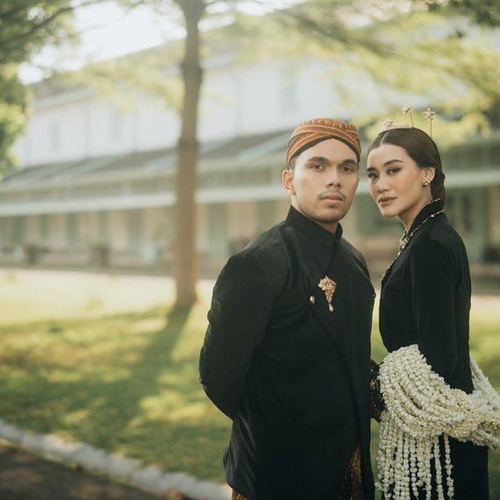 <p>Pasangan ini berpose bagaikan bangsawan, Bunda. Mereka mengenakan busana adat Solo yang identik dengan nuansa warna hitam. (Foto: by @morden.co @mike.omarr @leander.felix from Instagram @aaliyah.massaid @thariqhalilintar)</p>