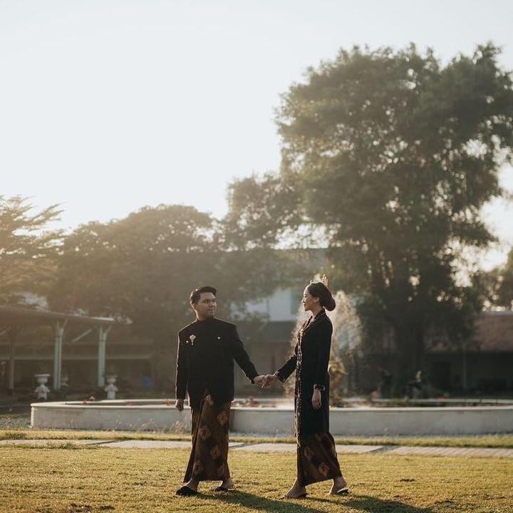 <p>Warganet juga menuliskan ucapan doa mereka kepada Aaliyah dan Thariq. "Masya Allah ngikutin kalian dari awal akhirnya sampai di titik pernikahan. Semoga dilancarkan sampai hari H," kata akun @asmawatia****. (Foto: by @morden.co @mike.omarr @leander.felix from Instagram @aaliyah.massaid @thariqhalilintar)</p>