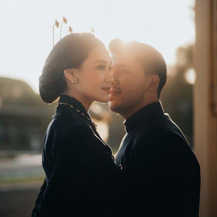<p>Hasil foto <em>prewedding</em> tampak semakin syahdu dengan suasana senja nan romantis, nih. "Menyatu dalam cinta dan tradisi," tulis Aaliyah dalam unggahan fotonya. (Foto: by @morden.co @mike.omarr @leander.felix from Instagram @aaliyah.massaid @thariqhalilintar)</p>