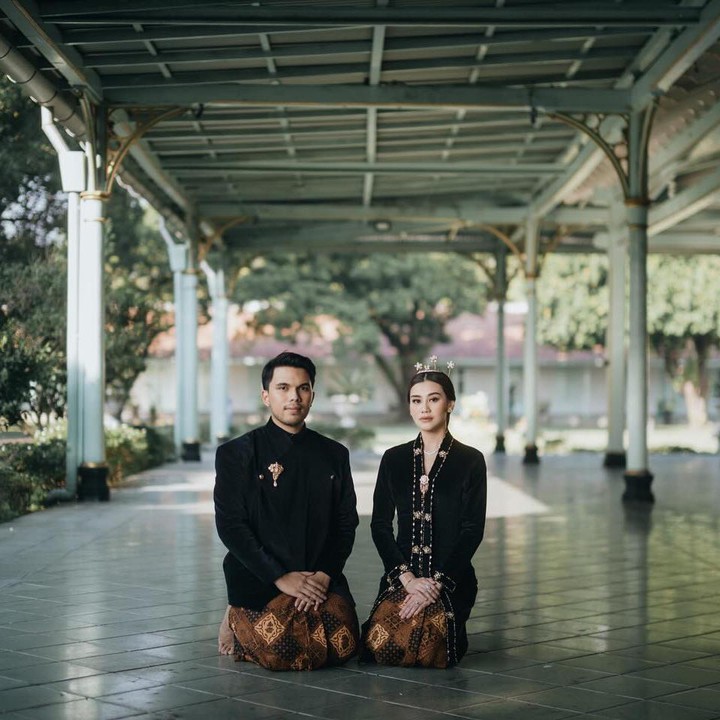 <p>Menjelang hari pernikahan, Aaliyah Massaid dan Thariq Halilintar melakukan sesi prewedding di Pura Mangkunegaran, Surakarta, Jawa Tengah. (Foto: by @morden.co @mike.omarr @leander.felix from Instagram @aaliyah.massaid @thariqhalilintar)</p>