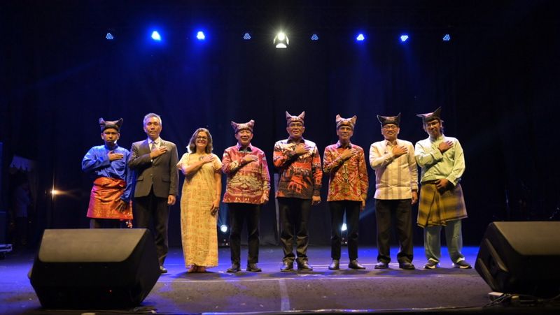 Ribuan masyarakat memadati lapangan bola kaki Jorong, Koto Gadang, Nagari Maek, Kecamatan Bukit Barisan, Kabupaten 50 Kota
