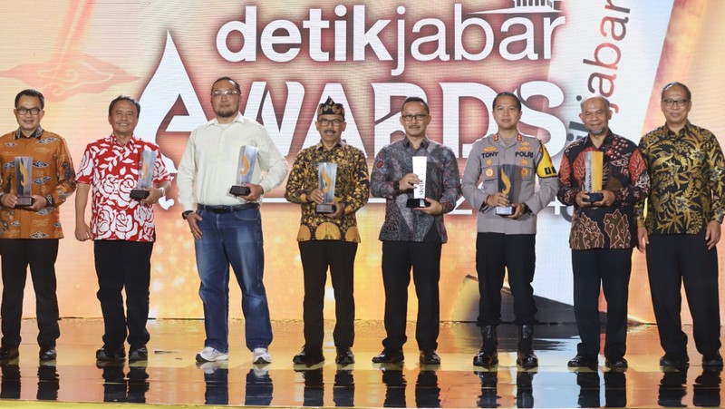 Bupati Bandung Dadang Supriatna kembali menorehkan prestasi gemilang.