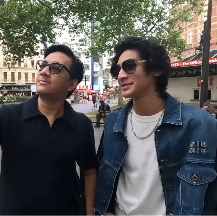 <p>Sesampainya di Inggris, Andre dan kedua anaknya langsung bersiap untuk berpetualang. "Kita baru bangun, pelan-pelan beradaptasi menenangkan jet lag. hari ini kita mau muter-muter ke sekitaran UK, mau ke Big Ben, ke London Eye, mau foto-foto di seberang jalan. Udara cukup seru juga hari ini 15 derajat," ucap Andre. (Foto: YouTube Taulany TV)</p>
