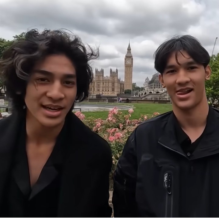 <p>Kedua putra Andre sangat menikmati liburan kali ini, Bunda. Mereka begitu antusias saat diajak melihat jam Big Ben yang ikonik. "Jam Big Ben. Keren banget aku gak nyangka," ucap Kenzy. (Foto: YouTube Taulany TV)</p>